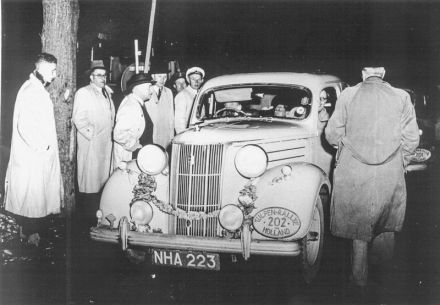 K.Wharton, J.Langelaan i J.Dorsett – Ford V8 Pilot.